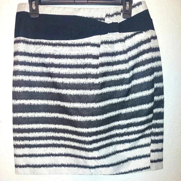 ANTONIO MELANI Dresses & Skirts - Antonio Melani Pencil Skirt Size 8  Slit Zip Back Fully Lined Ribbon Striped